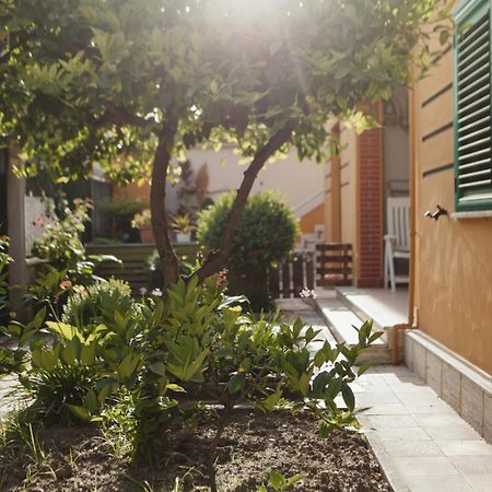 Rare Durres Apartment With Private Parking & Garden Exterior foto